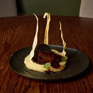 Говяжьи щеки с пюре из пастернака и соусом демиглас