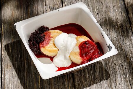 Сырники со сметаной и ежевично-малиновым вареньем