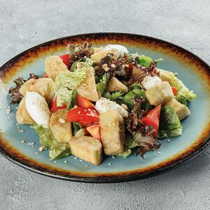 Салат с хрустящими баклажанами и томатами 