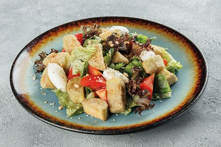 Салат с хрустящими баклажанами и томатами 