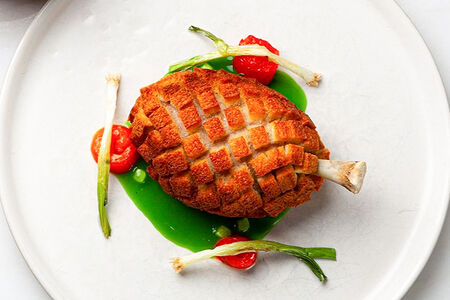 Котлета Пожарского, кетчуп из огурца и картофельное пюре с черным трюфелем