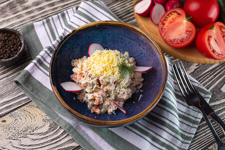 Оливье с печеной куриной грудкой