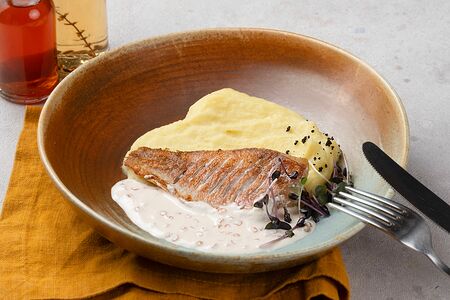 Филе окуня в сливочно-икорном соусе