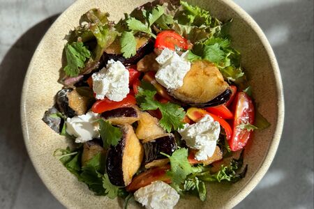 Салат с баклажанами и творожным сыром 