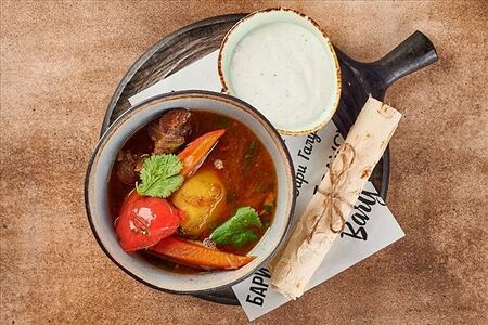 Шурпа из баранины с лавашом и чесночным соусом