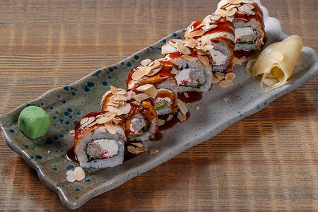 Ролл с угрем и миндальными лепестками 