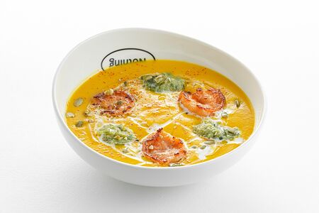 Пряный тыквенный суп с гуакамоле и креветками