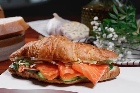 Круассан с лососем шеф-посола