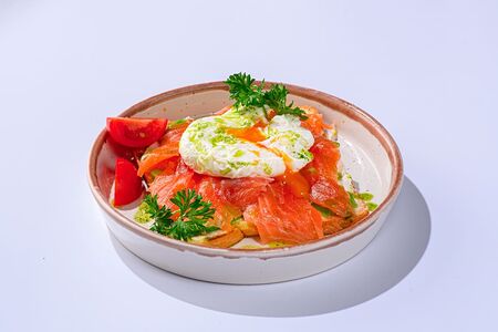 Тост с лососем и яйцом пашот
