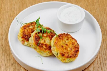 Сырники с беконом, зеленью и сыром