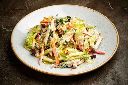 Салат с копченым мясом, свежими и солеными огурцами, болгарским перцем