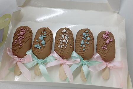Ассорти чизкейков Эскимо в молочном шоколаде с розово-голубым декором