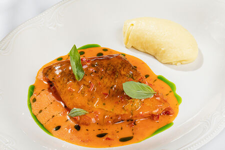 Стейк из лосося с соусом из вяленых томатов 