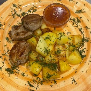 Свиные медальоны с картофелем 