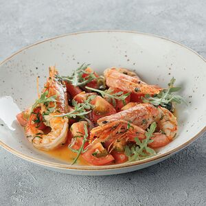 Салат с лангустинами и томатами в соусе из белого вина 