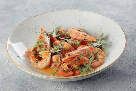 Салат с лангустинами и томатами в соусе из белого вина 
