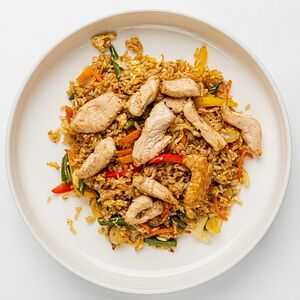 Жареный рис по-гонконгски с куриным филе