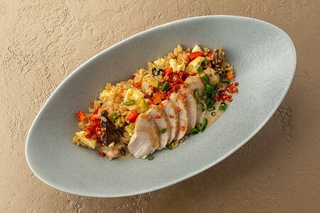 Жареный рис с цыплёнком, овощами и яйцом