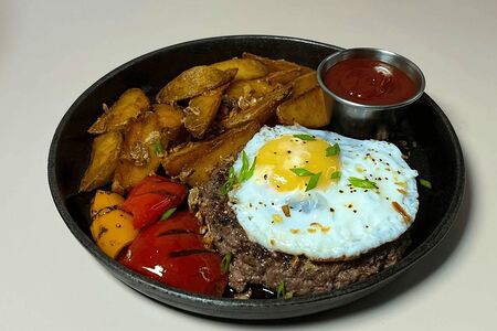 Бифштекс с яйцом