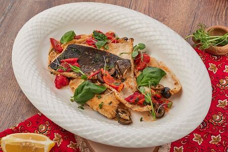 Камбала с овощами и зеленью