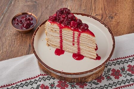 Торт блинный с вишней