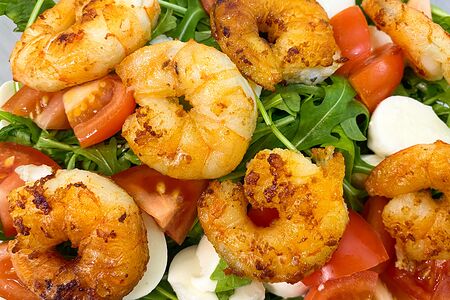 Салат с креветками и рукколой 