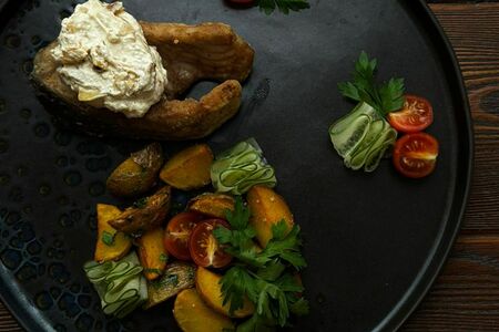 Жареный карп с луком и сметаной