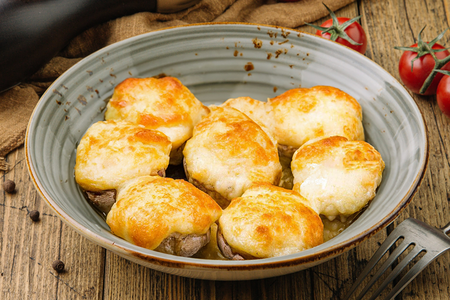 Шампиньоны под сулугуни