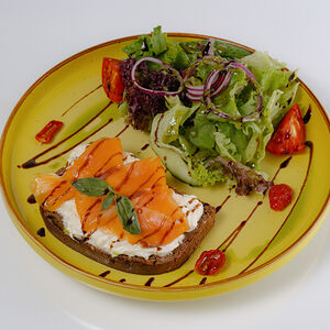 Брускетта с семгой и страчателлой