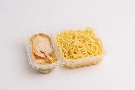 Паста с курицей и шпинатным соусом