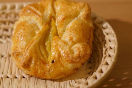 Слойка с персиком и заварным кремом