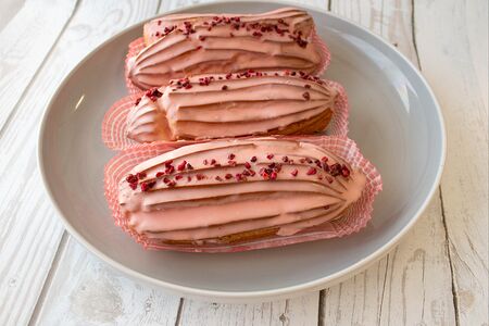 Эклер Малиновый