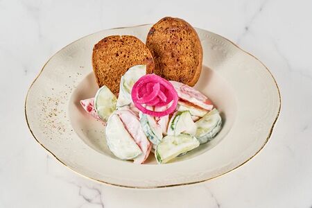 Салат из свежих овощей со сметаной