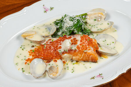 Лосось со шпинатом и соусом бермонте