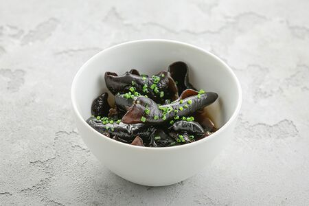 Маринованные древесные грибы 