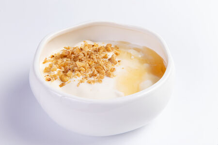 Мацони, орехи, мёд