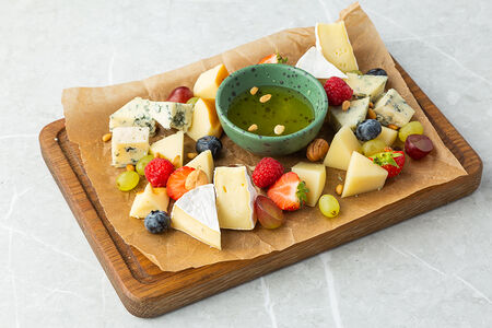 Тарелка сырных деликатесов