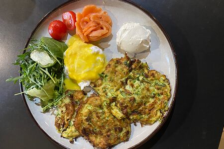 Оладьи из цукини с лососем, яйцом пашот с соусом голландез