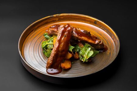 Ребра BBQ с картофелем по-деревенски в соусе сырный BBQ