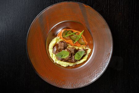 Говяжья грудинка с картофельным пюре и битыми огурцами