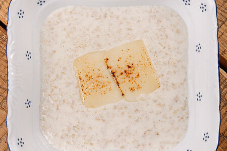 Овсяная каша с жареным сулугуни