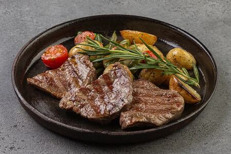 Ростбиф из телятины с мини-картофелем и соусом демиглас