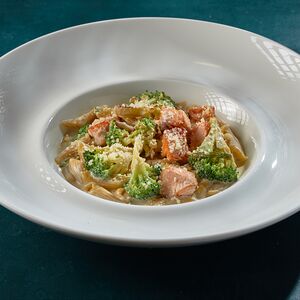 Пенне с лососем и брокколи