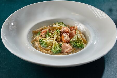 Пенне с лососем и брокколи