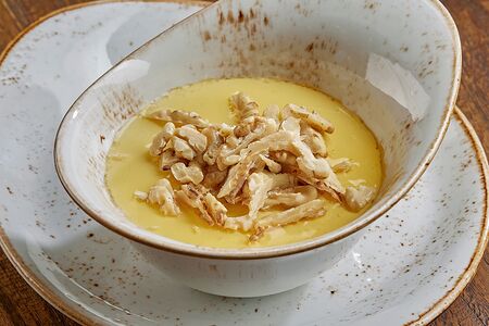 Мацони с орехами и мёдом 