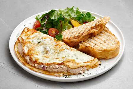 Омлет с салатом из тунца