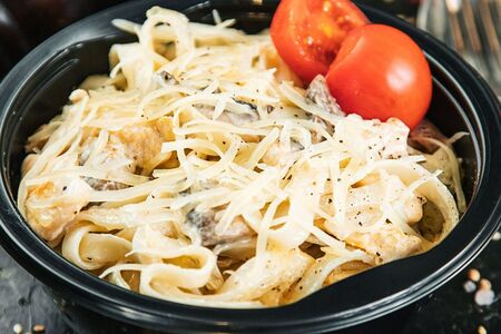 Паста с курицей и грибами