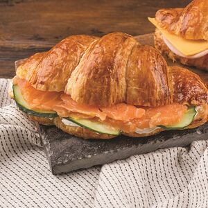 Круассан с лососем