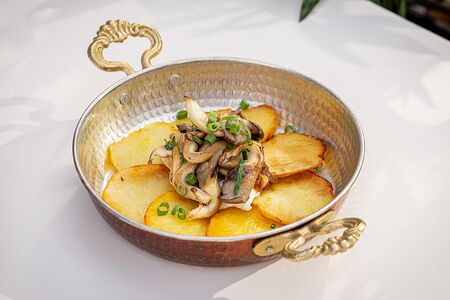 Жареный картофель с вешенками