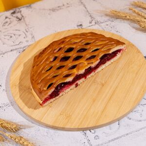 Половина пирога с вишней